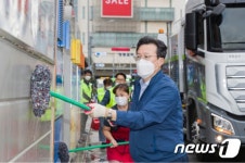 채현일 구청장, 영중로 일대 대청소…보행환경 개선 1주년