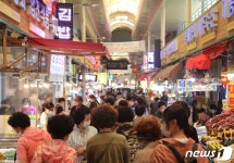 오이소 보이소 추석 앞둔 부산 전통시장 북적…폐업고민 상인 웃음꽃
