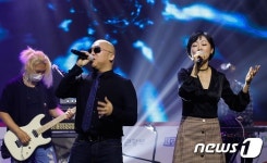 방구석 애니송 콘서트에서 열창하는 TULA와 정여진