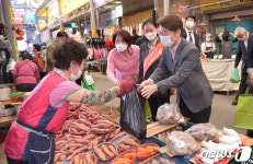 힘내시고, 많이 파세요 말바우시장 찾은 안철수
