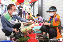 인동시장서 추석장보기하는 장세용 구미시장