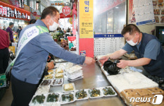 새마을중앙시장서 떡 구입하는 장세용 구미시장