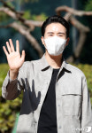 신유 부드러운 손인사