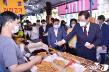 전통시장 안심…이용섭 시장 무등시장 상인 격려·장보기