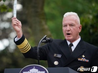 코로나 검사 면봉 들어보이는 지로이르 차관보