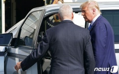 로드스타운 모터스 CEO와 얘기하는 트럼프