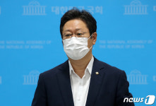 황희 의원 '실명 거론한 당직사병에게 공식 사과'