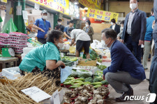 전통시장 상인과 대화 나누는 문재인 대통령