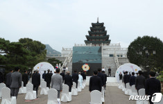 애국가 부르는 개천절 경축식 참석자들