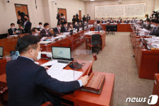 '추미애 국감' 시작부터 뜨겁다…대법원 감사날 증인채택 힘겨루기
