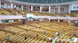 거리두기 유지한 여의도순복음교회 주일예배