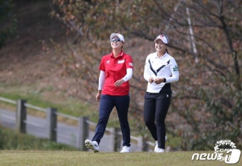 담소 나누며 이동하는 김효주와 최혜진
