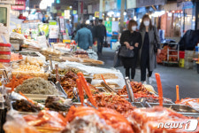 사회적 거리두기 완화에 시민 발걸음 되찾는 전통시장