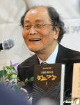 '미소짓는 조정래 작가'
