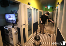 손님 맞을 준비하는 코인노래방