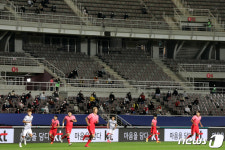 적은 수지만 축구장 찾은 관중들