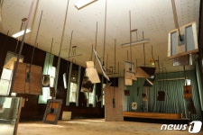 마이크 넬슨의 거울의 울림