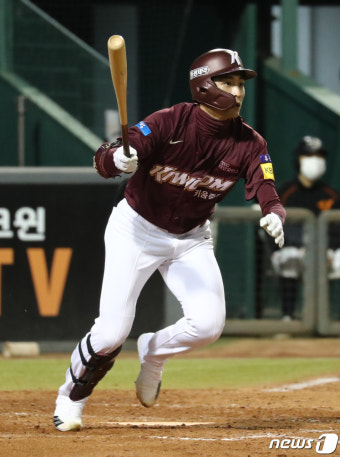 키움 이정후, KBO리그 시즌 최다 2루타 신기록에 '-2'