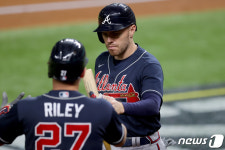 애틀랜타, 커쇼 갑자기 이탈한 다저스 8-7 제압…NLCS 2연승
