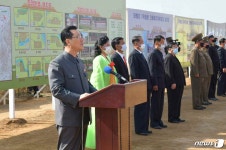 북한 은파군 대청리 새집들이서 축하연설하는 박창호