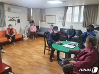 다시 문 열린 어르신 사랑방…코로나에 안 뺏긴다 철통방역