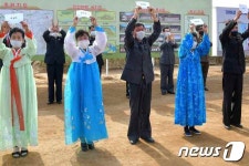 수해 복구 완료된 북한 은파군 대청리에서 새집들이 진행