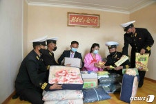 새 집 얻은 은파군 대청리 주민들에게 생활용품 전달