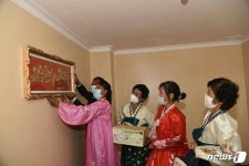 새로 지어진 집 살펴보는 은파군 대청리 주민들