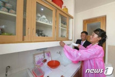 새로 지어진 집 살림살이 점검하는 북한 은파군 주민