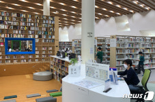거리두기 완화 주말 울산도서관 풍경은?…한 칸씩 띄어앉기 준수