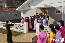 수해 입은 함남 홍원군 새집들이 경사…수도당원사단과 기쁨 나눠