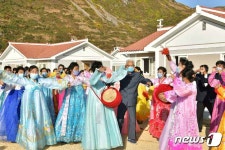 북한, 함남 홍원군에서 새집들이…노동당 만세 노래