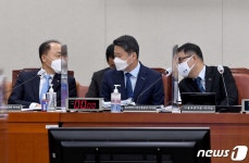 [국감] 대화하는 조봉환·김학도·정윤모 이사장