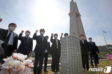 5·18묘역서 임행진곡 제창하는 정의당