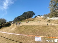 [단독]동래읍성 잔디밭에 독성물질 함유 유박비료 살포…반려인들 불안