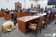 [국감] 의원들에게 절하는 박희용 대책위원장