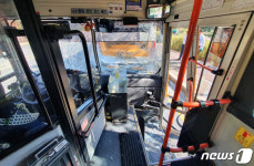 정류장 정차 시내버스 뒤따르던 버스가 받아…승객 15명 부상