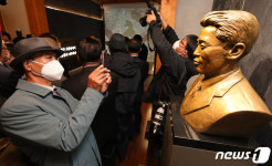공개되는 이봉창 의사 흉상