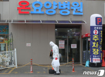 방역하는 온요양병원...3명 확진