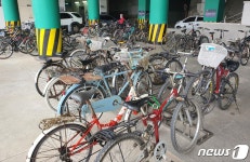 쓰레기장 된 부산 자전거보관소…폐자전거 방치에 절도까지
