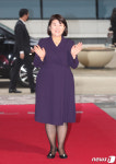 배우 이정은 '손 흔들며'