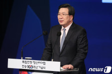 기념사 하는 전지명 백야 김좌진 장군 기념사업회 이사장