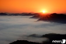 [풍경]구름이 춤추는 옥천 용암사 운무대 일출 장관
