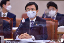 [국감] 질의듣는 문성혁 해양수산부 장관