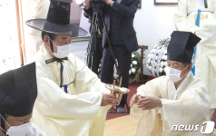 종헌관으로 박정희 추모식 졔례하는 김재상 구미시의장
