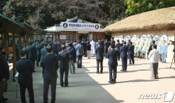 거리두기 유지한 박정희 41주기 추모식