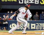 내야 땅볼로 정규시즌 마지막 홈경기를 마치는 박용택