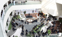 코로나19 예방 위해 대강당 아닌 휴게공간에서 이임식