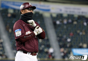 이정후의 파울타구에 맞고 고통 삼키는 오윤 코치