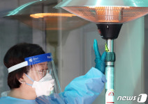 선별진료소에 찾아온 추위